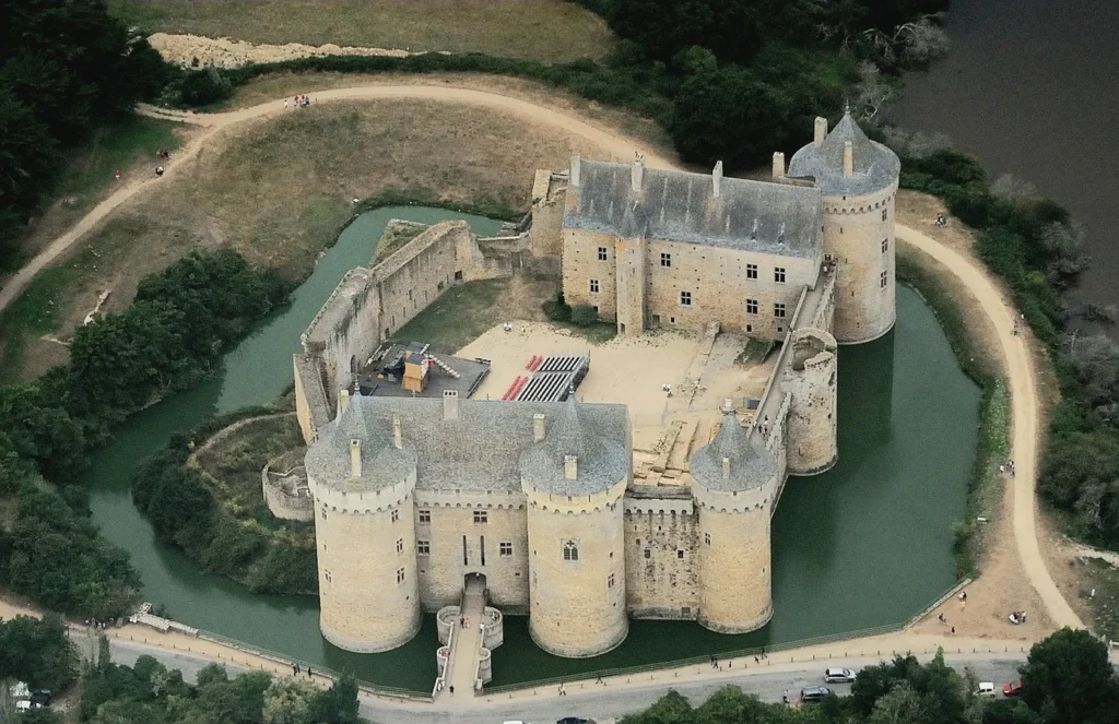 Château de Suscinio-vue aérienne et douves