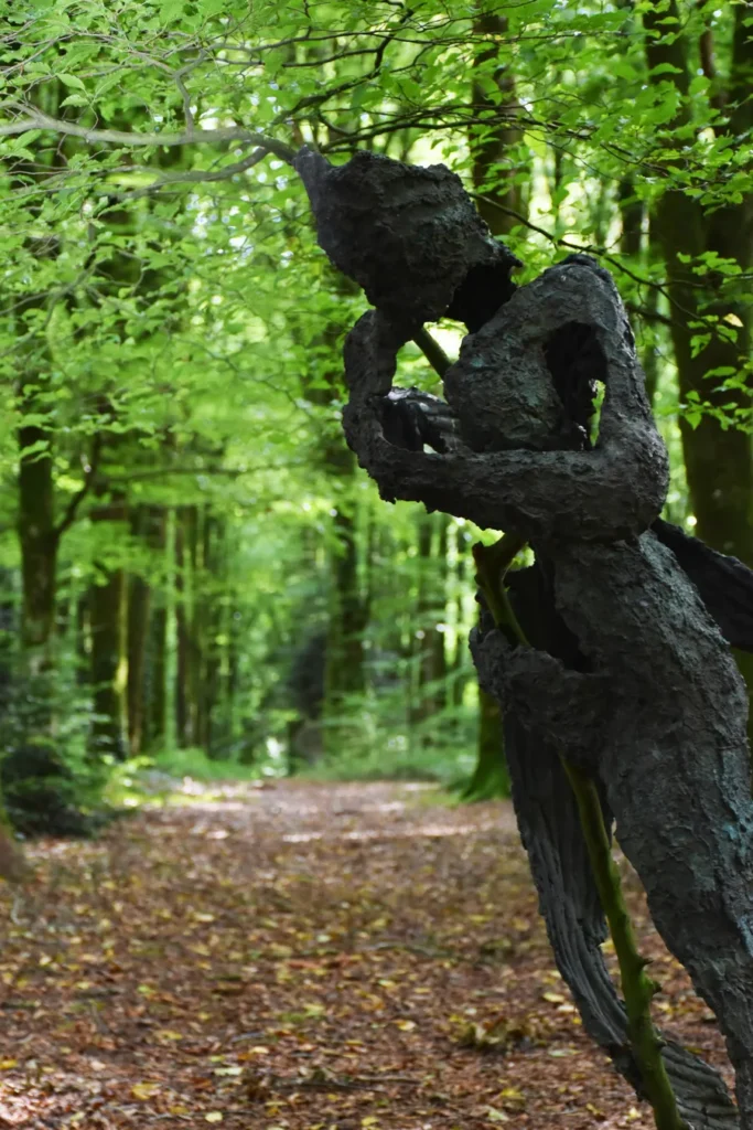 Parc du domaine de Kerguehennec-Sculpture le promeneur