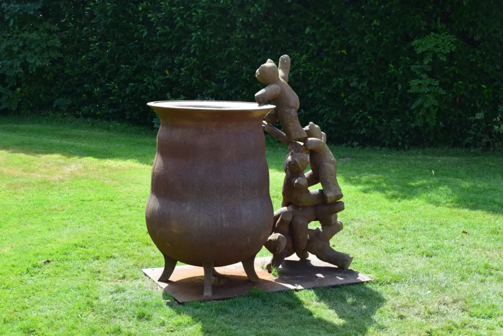 Parc du domaine de Kerguehennec-Sculpture les oursons et le chaudron